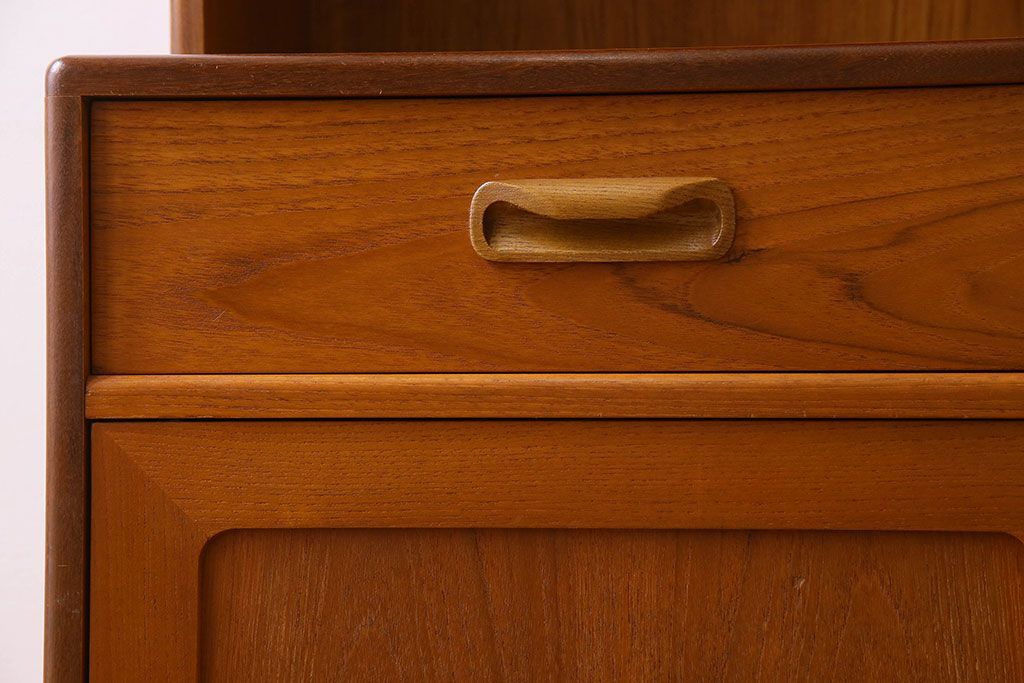 G-PLAN(ジープラン)　北欧スタイル家具　機能性に優れたサイドキャビネット(サイドボード、収納棚)(1)