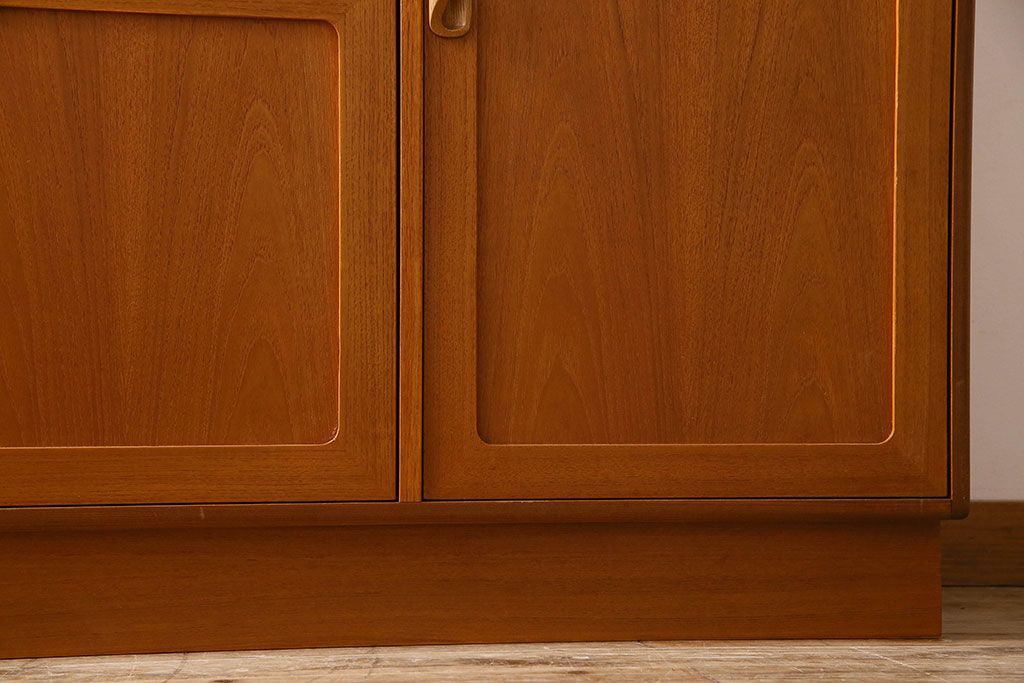 G-PLAN(ジープラン)　北欧スタイル家具　機能性に優れたサイドキャビネット(サイドボード、収納棚)(1)