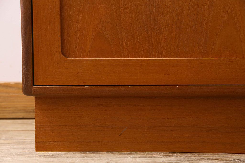 G-PLAN(ジープラン)　北欧スタイル家具　機能性に優れたサイドキャビネット(サイドボード、収納棚)(1)