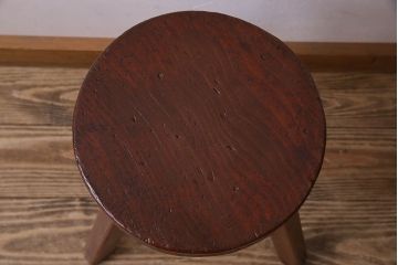 レトロ家具　昭和レトロ　珍しいデザインの三本脚スツール(椅子、丸イス、花台)