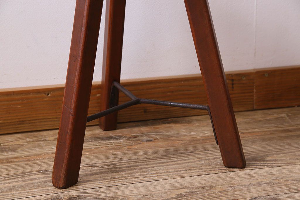 レトロ家具　昭和レトロ　珍しいデザインの三本脚スツール(椅子、丸イス、花台)