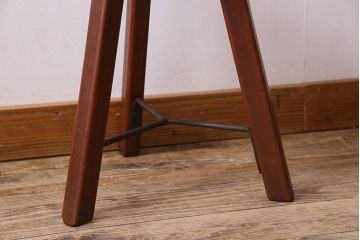 レトロ家具　昭和レトロ　珍しいデザインの三本脚スツール(椅子、丸イス、花台)