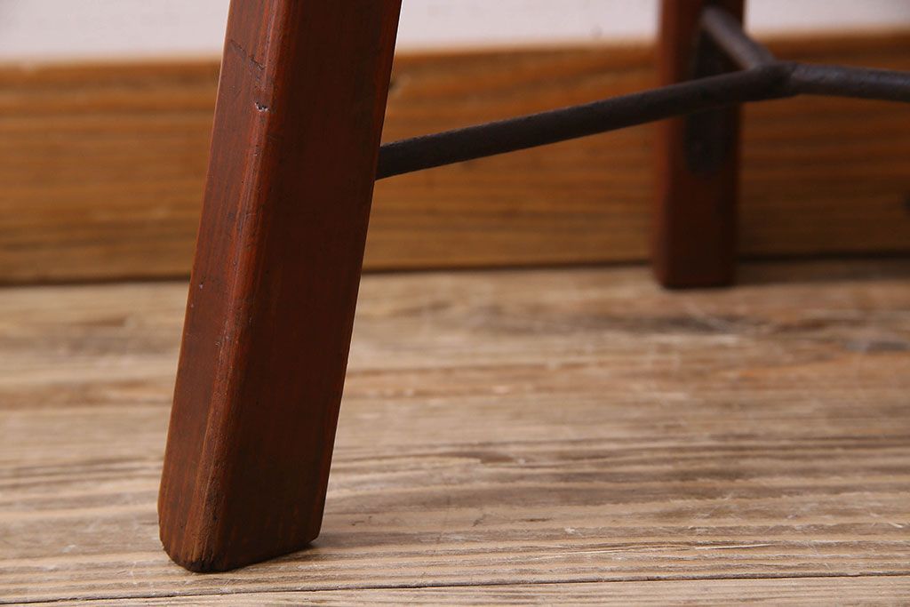 レトロ家具　昭和レトロ　珍しいデザインの三本脚スツール(椅子、丸イス、花台)