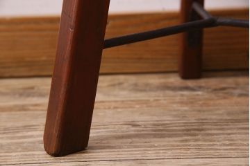 レトロ家具　昭和レトロ　珍しいデザインの三本脚スツール(椅子、丸イス、花台)