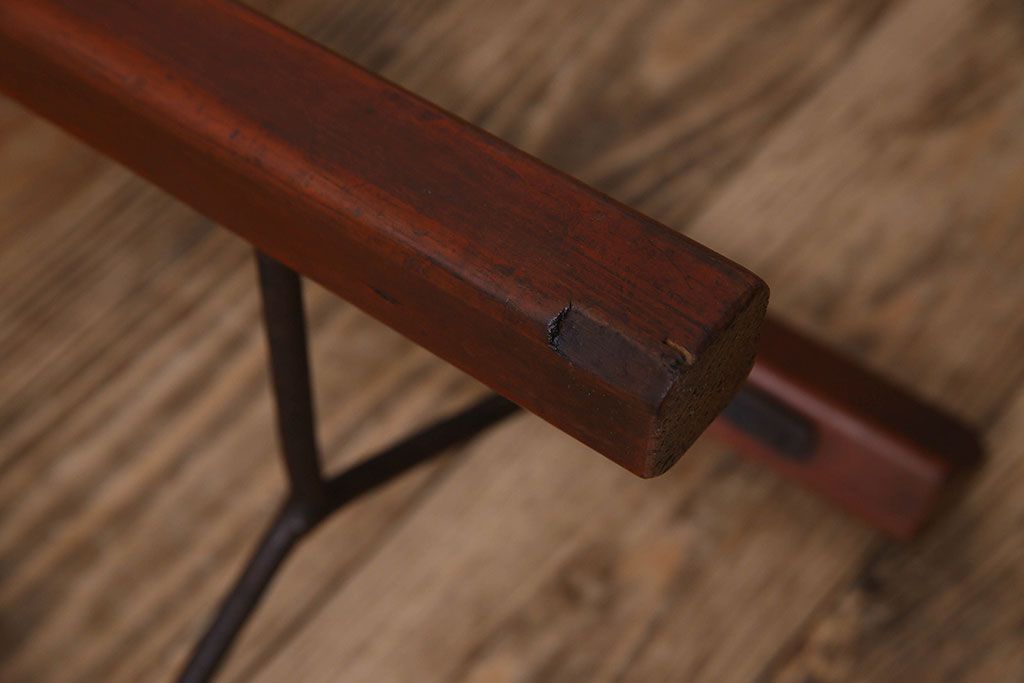 レトロ家具　昭和レトロ　珍しいデザインの三本脚スツール(椅子、丸イス、花台)