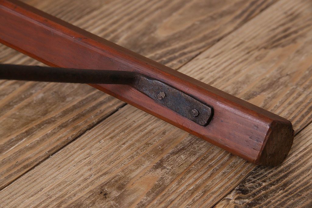 レトロ家具　昭和レトロ　珍しいデザインの三本脚スツール(椅子、丸イス、花台)