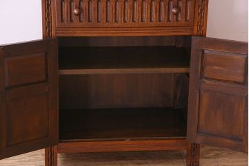 中古　イギリス製　上品なデザインが魅力的なカップボード(キャビネット、飾り棚、陳列棚、収納棚、食器棚)