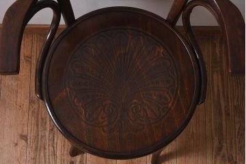 アンティーク家具　イギリスアンティーク　味わい深いデザインのアームチェア(ダイニングチェア、椅子)