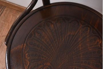 アンティーク家具　イギリスアンティーク　味わい深いデザインのアームチェア(ダイニングチェア、椅子)