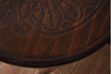 アンティーク家具　イギリスアンティーク　味わい深いデザインのアームチェア(ダイニングチェア、椅子)