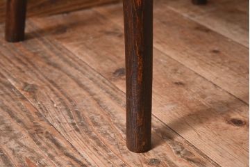 アンティーク家具　イギリスアンティーク　味わい深いデザインのアームチェア(ダイニングチェア、椅子)