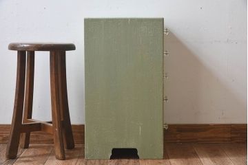 アンティーク家具　和製アンティーク　ネームプレート付き ガラスの取っ手がお洒落なペイント小引き出し