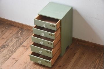 アンティーク家具　和製アンティーク　ネームプレート付き ガラスの取っ手がお洒落なペイント小引き出し