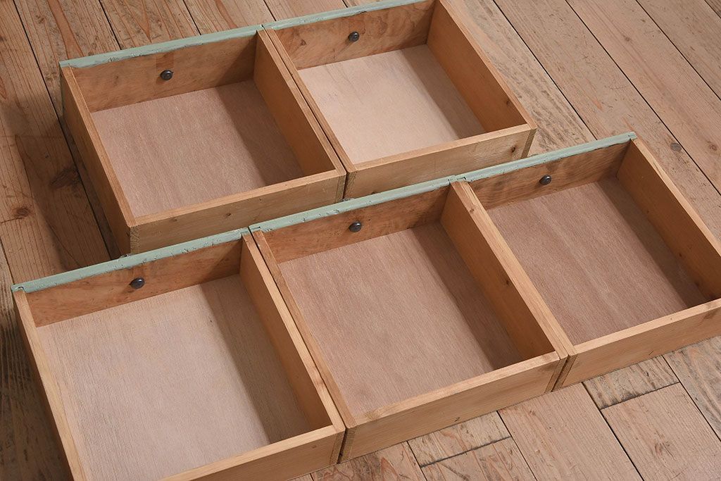 アンティーク家具　和製アンティーク　ネームプレート付き ガラスの取っ手がお洒落なペイント小引き出し