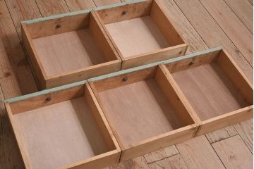 アンティーク家具　和製アンティーク　ネームプレート付き ガラスの取っ手がお洒落なペイント小引き出し