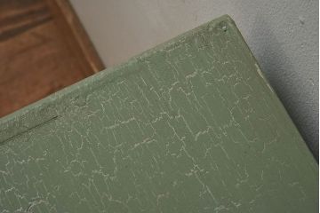 アンティーク家具　和製アンティーク　ネームプレート付き ガラスの取っ手がお洒落なペイント小引き出し