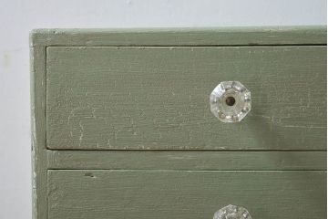 アンティーク家具　和製アンティーク　ネームプレート付き ガラスの取っ手がお洒落なペイント小引き出し