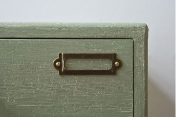 アンティーク家具　和製アンティーク　ネームプレート付き ガラスの取っ手がお洒落なペイント小引き出し