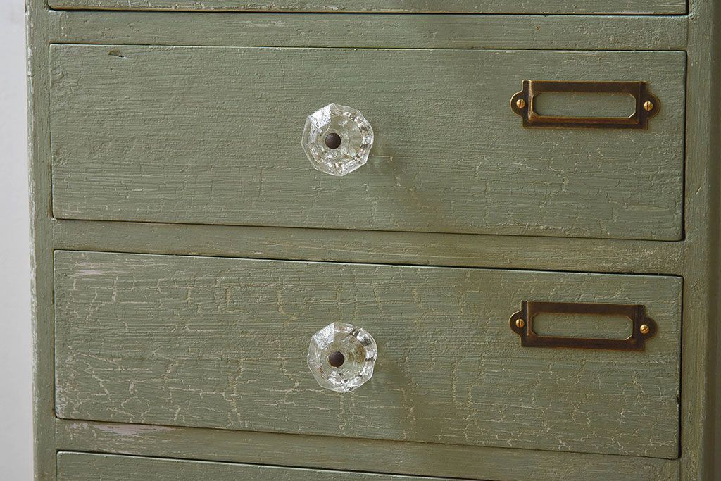 アンティーク家具　和製アンティーク　ネームプレート付き ガラスの取っ手がお洒落なペイント小引き出し