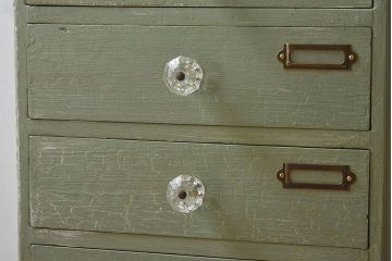 アンティーク家具　和製アンティーク　ネームプレート付き ガラスの取っ手がお洒落なペイント小引き出し