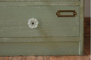 アンティーク家具　和製アンティーク　ネームプレート付き ガラスの取っ手がお洒落なペイント小引き出し