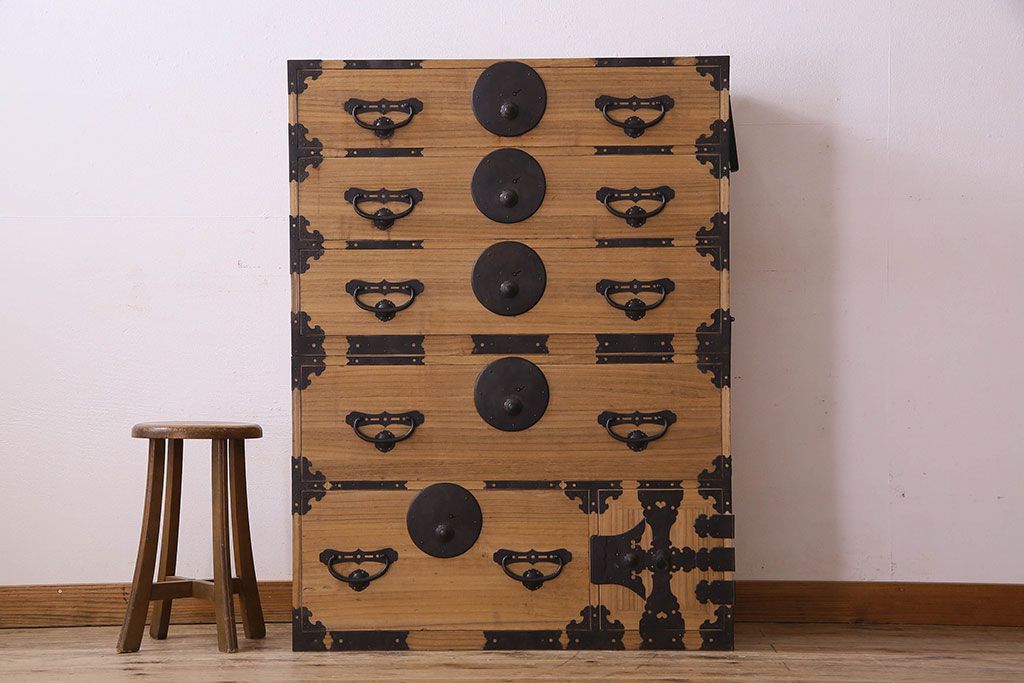 アンティーク家具　和製アンティーク　前面桐材　立派な金具が魅力的な五丁引き衣装箪笥(重ね箪笥、時代箪笥、桐箪笥、桐たんす)