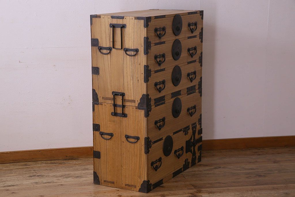 アンティーク家具　和製アンティーク　前面桐材　立派な金具が魅力的な五丁引き衣装箪笥(重ね箪笥、時代箪笥、桐箪笥、桐たんす)