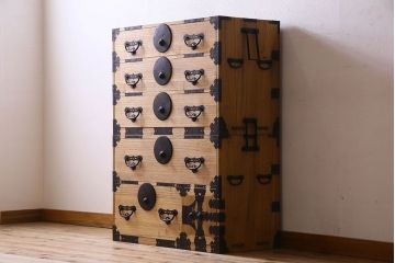 アンティーク家具　和製アンティーク　前面桐材　立派な金具が魅力的な五丁引き衣装箪笥(重ね箪笥、時代箪笥、桐箪笥、桐たんす)