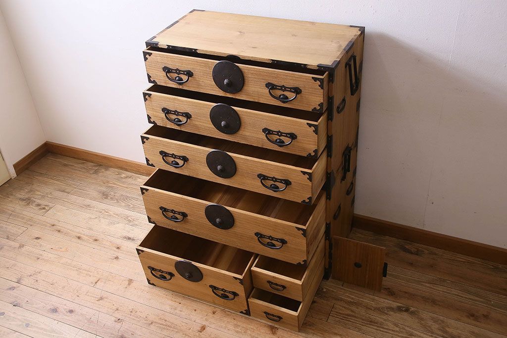 アンティーク家具　和製アンティーク　前面桐材　立派な金具が魅力的な五丁引き衣装箪笥(重ね箪笥、時代箪笥、桐箪笥、桐たんす)