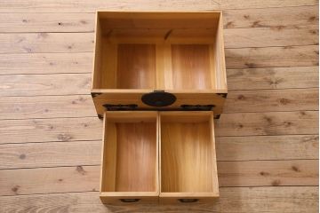 アンティーク家具　和製アンティーク　前面桐材　立派な金具が魅力的な五丁引き衣装箪笥(重ね箪笥、時代箪笥、桐箪笥、桐たんす)