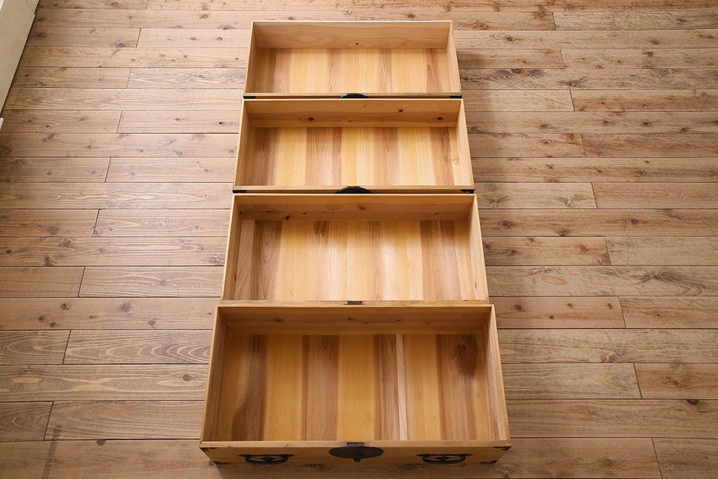 アンティーク家具　和製アンティーク　前面桐材　立派な金具が魅力的な五丁引き衣装箪笥(重ね箪笥、時代箪笥、桐箪笥、桐たんす)