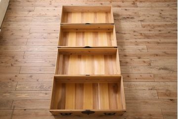 アンティーク家具　和製アンティーク　前面桐材　立派な金具が魅力的な五丁引き衣装箪笥(重ね箪笥、時代箪笥、桐箪笥、桐たんす)