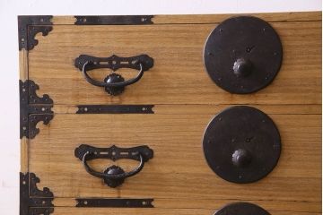 アンティーク家具　和製アンティーク　前面桐材　立派な金具が魅力的な五丁引き衣装箪笥(重ね箪笥、時代箪笥、桐箪笥、桐たんす)