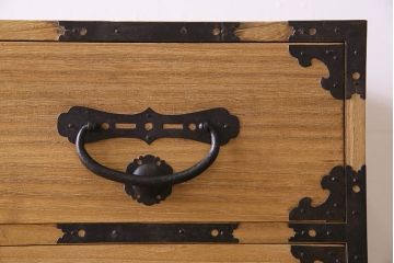 アンティーク家具　和製アンティーク　前面桐材　立派な金具が魅力的な五丁引き衣装箪笥(重ね箪笥、時代箪笥、桐箪笥、桐たんす)