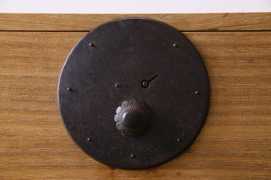 アンティーク家具　和製アンティーク　前面桐材　立派な金具が魅力的な五丁引き衣装箪笥(重ね箪笥、時代箪笥、桐箪笥、桐たんす)