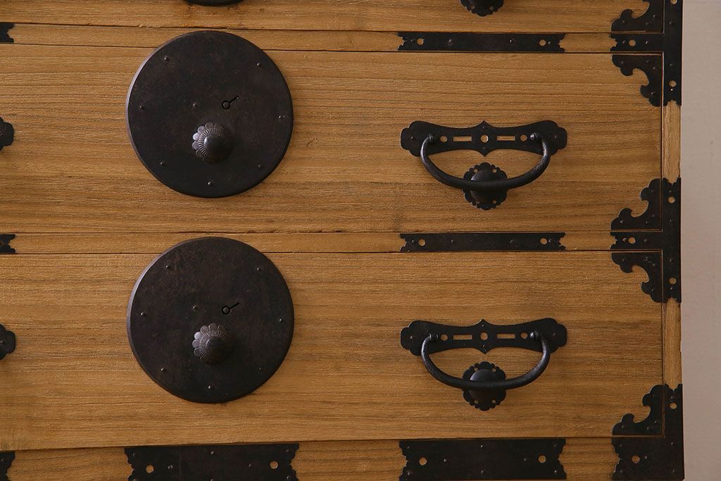 アンティーク家具　和製アンティーク　前面桐材　立派な金具が魅力的な五丁引き衣装箪笥(重ね箪笥、時代箪笥、桐箪笥、桐たんす)