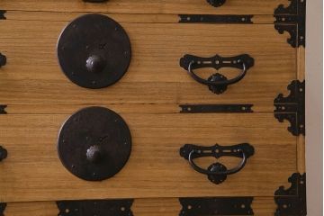 アンティーク家具　和製アンティーク　前面桐材　立派な金具が魅力的な五丁引き衣装箪笥(重ね箪笥、時代箪笥、桐箪笥、桐たんす)