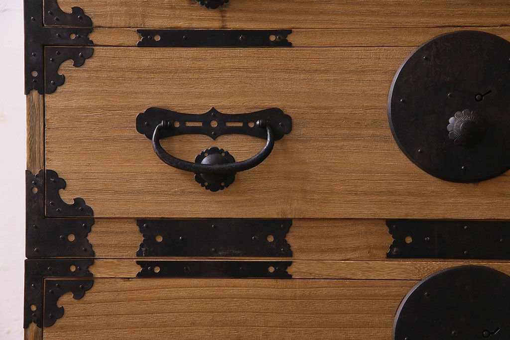 アンティーク家具　和製アンティーク　前面桐材　立派な金具が魅力的な五丁引き衣装箪笥(重ね箪笥、時代箪笥、桐箪笥、桐たんす)