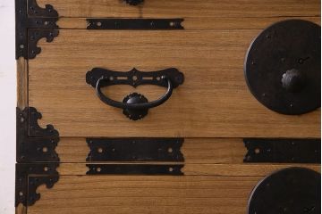 アンティーク家具　和製アンティーク　前面桐材　立派な金具が魅力的な五丁引き衣装箪笥(重ね箪笥、時代箪笥、桐箪笥、桐たんす)