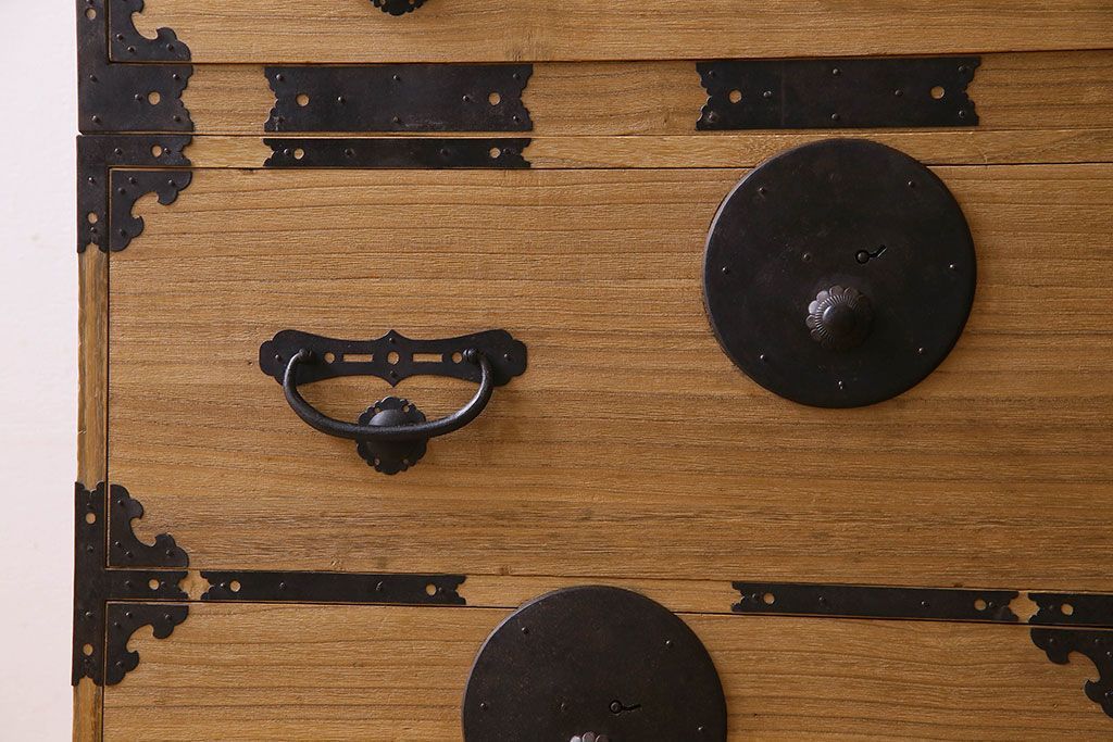 アンティーク家具　和製アンティーク　前面桐材　立派な金具が魅力的な五丁引き衣装箪笥(重ね箪笥、時代箪笥、桐箪笥、桐たんす)