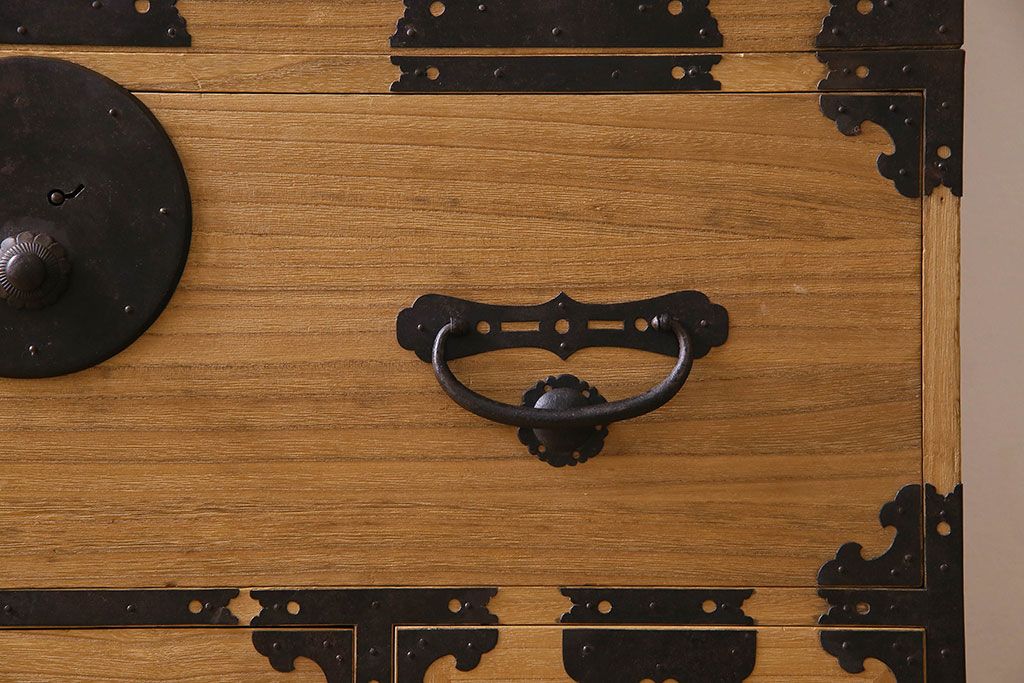 アンティーク家具　和製アンティーク　前面桐材　立派な金具が魅力的な五丁引き衣装箪笥(重ね箪笥、時代箪笥、桐箪笥、桐たんす)