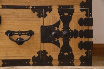 アンティーク家具　和製アンティーク　前面桐材　立派な金具が魅力的な五丁引き衣装箪笥(重ね箪笥、時代箪笥、桐箪笥、桐たんす)