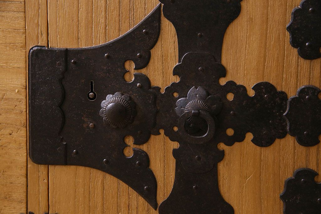 アンティーク家具　和製アンティーク　前面桐材　立派な金具が魅力的な五丁引き衣装箪笥(重ね箪笥、時代箪笥、桐箪笥、桐たんす)