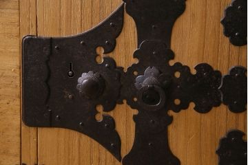 アンティーク家具　和製アンティーク　前面桐材　立派な金具が魅力的な五丁引き衣装箪笥(重ね箪笥、時代箪笥、桐箪笥、桐たんす)