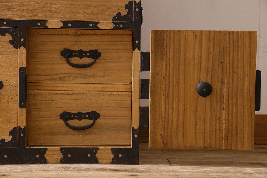 アンティーク家具　和製アンティーク　前面桐材　立派な金具が魅力的な五丁引き衣装箪笥(重ね箪笥、時代箪笥、桐箪笥、桐たんす)