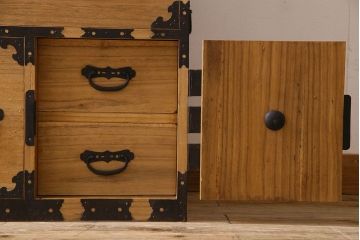 アンティーク家具　和製アンティーク　前面桐材　立派な金具が魅力的な五丁引き衣装箪笥(重ね箪笥、時代箪笥、桐箪笥、桐たんす)