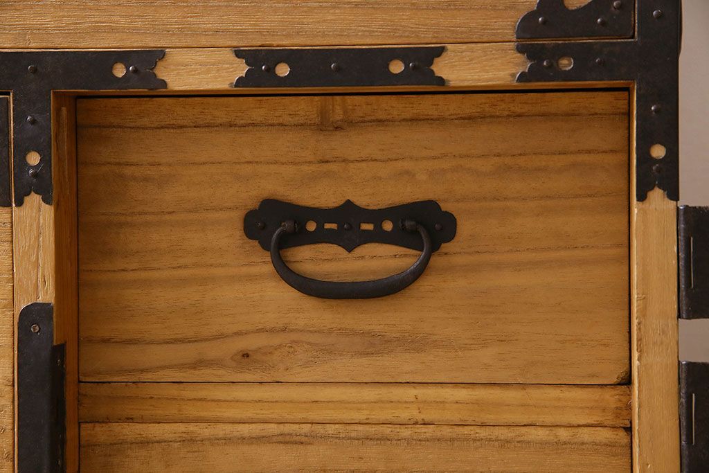 アンティーク家具　和製アンティーク　前面桐材　立派な金具が魅力的な五丁引き衣装箪笥(重ね箪笥、時代箪笥、桐箪笥、桐たんす)