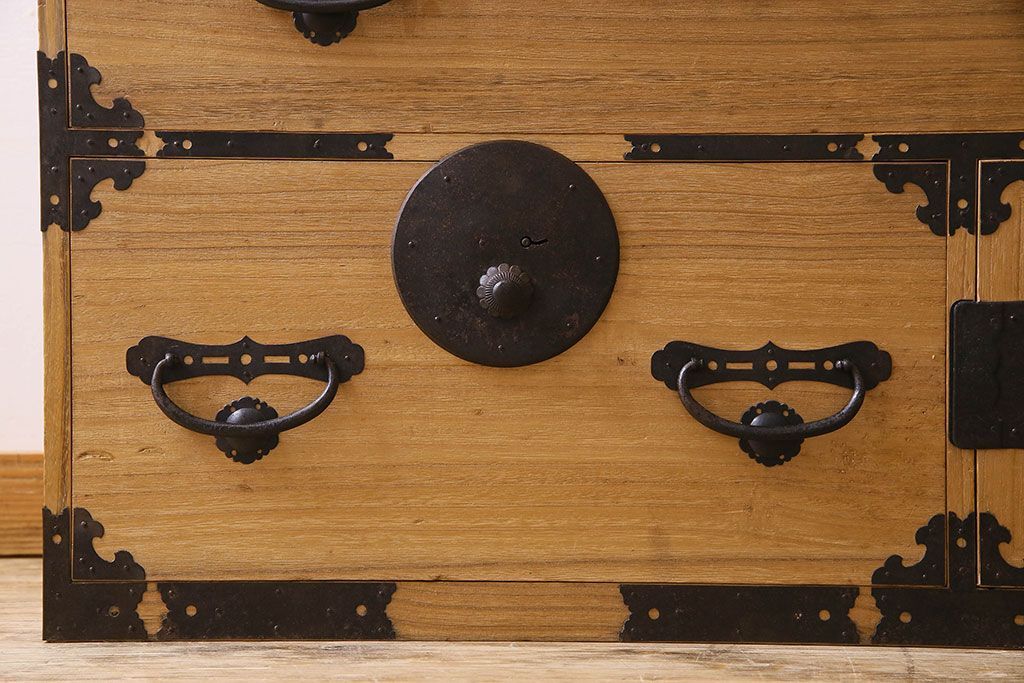 アンティーク家具　和製アンティーク　前面桐材　立派な金具が魅力的な五丁引き衣装箪笥(重ね箪笥、時代箪笥、桐箪笥、桐たんす)