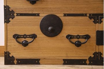 アンティーク家具　和製アンティーク　前面桐材　立派な金具が魅力的な五丁引き衣装箪笥(重ね箪笥、時代箪笥、桐箪笥、桐たんす)