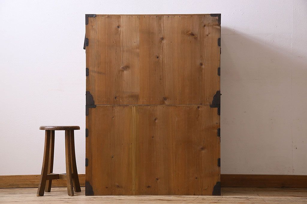 アンティーク家具　和製アンティーク　前面桐材　立派な金具が魅力的な五丁引き衣装箪笥(重ね箪笥、時代箪笥、桐箪笥、桐たんす)